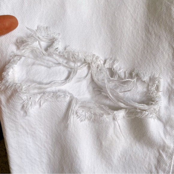 π ZARA WHITE HIGH WAIST DISTRESSED RAW HEM JEANS! - Picture 12 of 16